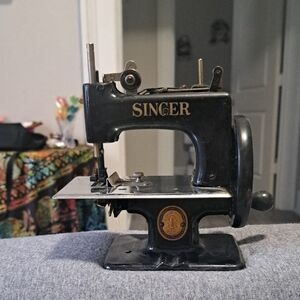 Singer Black Vintage-Style Decorative Sewing Machine Accent Fro. 1950s